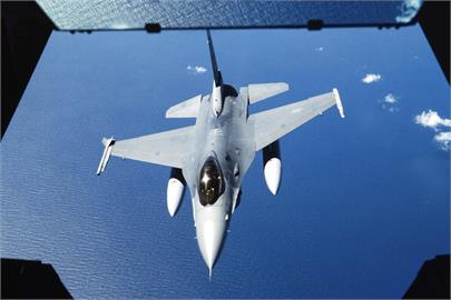 駐韓美軍F16戰機墜毀陷入火海　飛行員成功彈射逃生