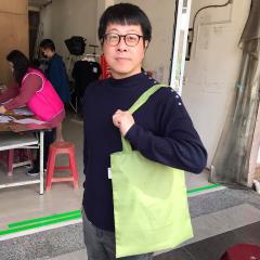 快新聞／遮羞布變成環保袋 尹立：見證台灣民主遊行歷史的布包