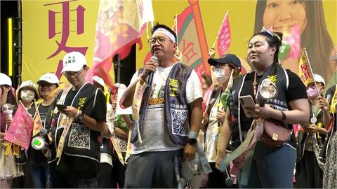 選前黃金週破萬青鳥重返青島東路　冒雨喊「726投同意」