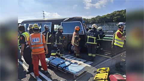 快新聞／五楊高架桃園段4車連環撞！軍車撞遊覽車釀11傷　女司機一度受困