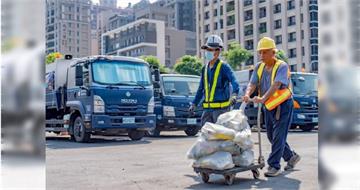 清潔隊員日就在今天　鄭朝方表揚竹北優良隊員：不可或缺的城市化妝師