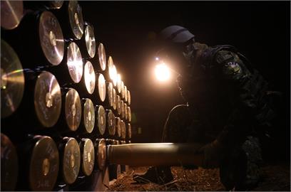 捍衛台海安全！國軍頂低溫極寒操演　「M60A3戰車砲」夜空中火殲震撼畫面曝