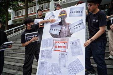 東吳大學蔣介石銅像移走了！矗立校園48年　12年抗爭後移至校史室