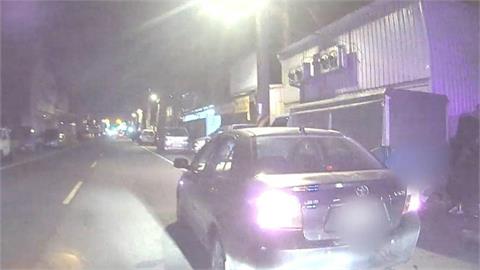 轎車沒油停路中央　駕駛不滿警方拉車門雙方爆爭執