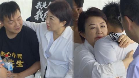 藍小雞喊全程直播「駁接力絕食」　盧秀燕探望擁抱畫面曝