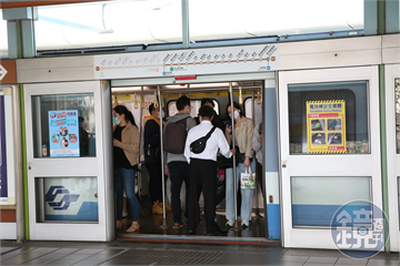 北捷車廂一設備「大」優化　通勤族嗨翻：德政推一個