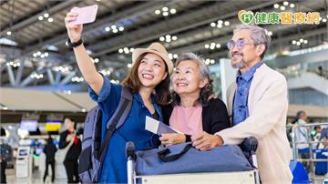 帶爸媽出國必爭吵告終？心理師：問題不在行程！轉念助「重新看見彼此」