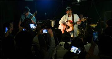 日本歌手daisuke來台兩週　淪陷「水餃高粱」自封酒鬼