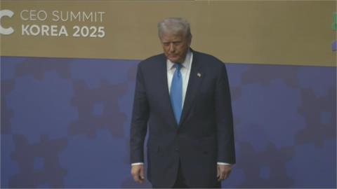 川普APEC企業領袖峰會開講　呼喊黃仁勳：在現場嗎？