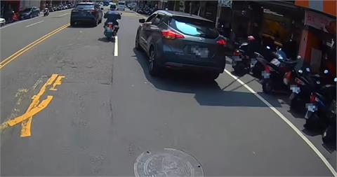 大爺超囂張「叼菸+違停霸佔外車道」！在地人嘆：彰化人日常…