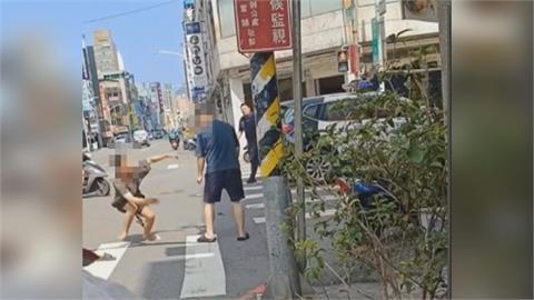追撞外送騎士還罵人！　路人制止爆衝突「打趴肇事男」