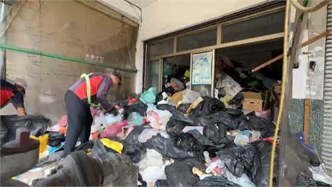 彰化市這一戶「垃圾山」長期擾鄰　清潔隊出動了！清出重達一噸垃圾