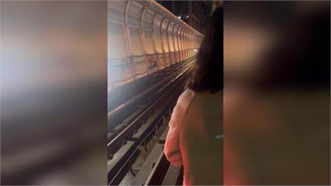 罕見畫面！7.0強震夜襲　環狀線乘客沿鐵軌走回前一站
