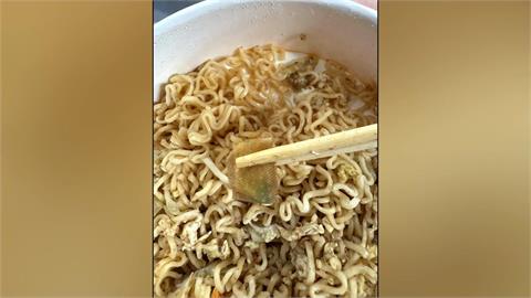 樂天球場炒泡麵有「綠色藥膏OK繃」　店家退款道歉