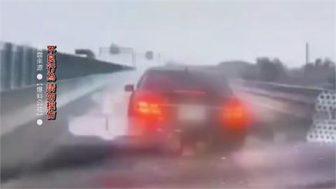 糗了？台61線進口車暴雨中「逼車挑釁」　疑打滑自撞下場慘