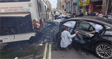 78歲董座駕車暴衝釀8傷！「無照還有4次違規紀錄」　妻護航：台灣駕照太難考