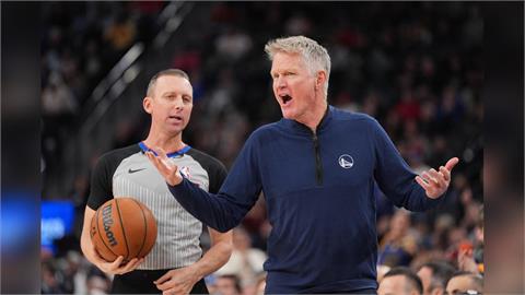 NBA(影)／勇士總教練柯爾「爆炸狂噴」被趕出場！笑稱：我媽以為我要去打裁判