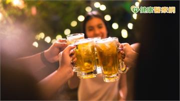 連假聚會喝啤酒助興　還能排結石？醫闢謠：2成分恐讓結石越長越大！