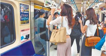 他搭捷運不小心抓女生屁股超怕 網友分享「3安全動作」