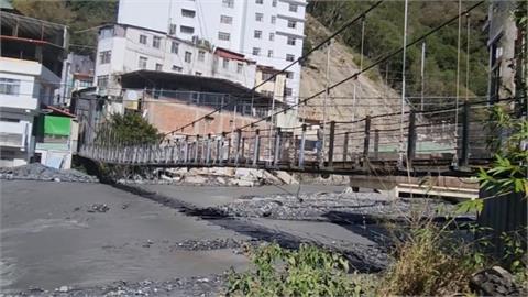 康芮豪雨肆虐 塔羅灣溪床填高距廬山吊橋僅100公分