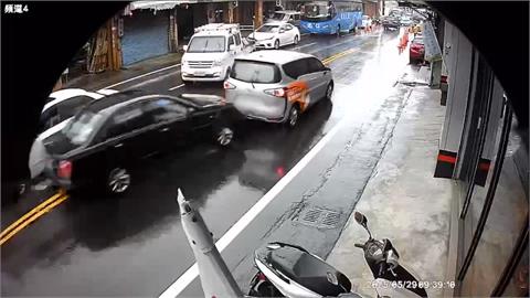 疑身體不適釀禍！轎車先撞３車再撞店家門柱