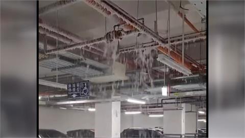 桃園社區地下停車場成泡泡池　不是失火！消防閥失控噴泡沫