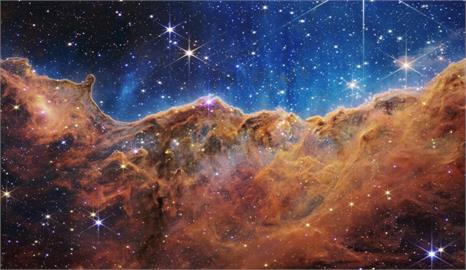 詹姆斯韋伯太空望遠鏡揭星雲奇觀　一覽距地球7600光年宇宙懸崖