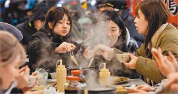 日籍丈夫嫌「薑母鴨桌椅太矮」　岳父一句話神回應「秒殺」萬人笑翻