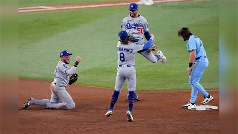 MLB(影)/道奇創下百年來紀錄!史上第一度客隊連兩場以雙殺結束比賽