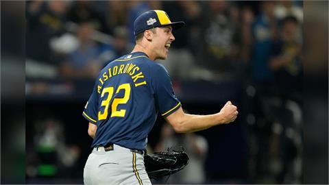 MLB(影)／世界大賽2場先發全勝率釀酒人奪隊史首冠！「火球怪物」激動落淚