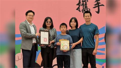 南市府表揚家庭教育輔導考核特優學校與學生  盼攜手溫馨家庭陪伴孩子成長