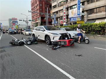台南追撞車禍　自小客突倒退「衝撞5輛機車」女騎士肋骨骨折
