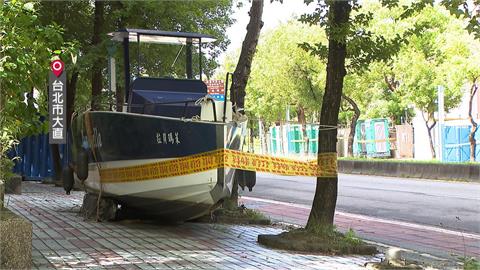 颱風天奇觀！　大直社區外停「百萬遊艇」　網友笑：淹水直接開船出門