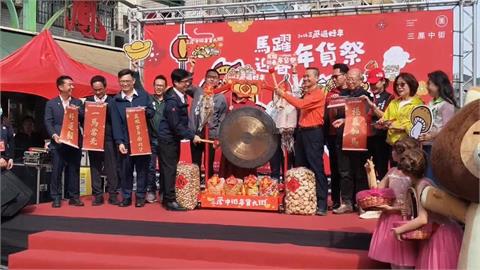 高雄三鳳中街年貨大街開跑　藍綠市長參選人全到齊
