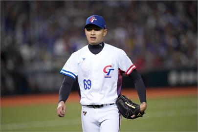 經典賽(影)／「龍之子」徐若熙158公里火球沸騰大巨蛋！日媒大讚「年輕怪物投手」