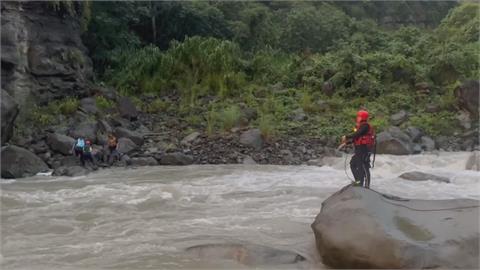 午後雷陣雨轟炸！「達娜伊谷」溪水暴漲　消防驚險橫渡溪水　救出受困3人