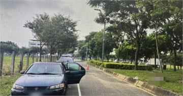 台中科大旁分隔島驚見57歲男屍　車門大開身旁散落藥袋
