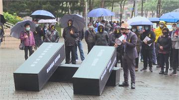 收不到安心旅遊補助 旅館業者抬「黑棺」抗議北市府