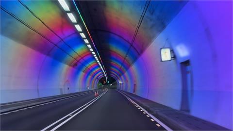 國5雪山隧道照明提升　中秋連假試辦情境彩色燈光