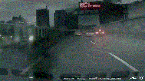 快新聞／疑變換車道出事！國道2號桃園路段發生車禍　驚悚畫面曝光