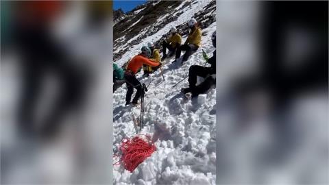 雪霸山脈冰雪未融！　消防員趁機實地訓練維持救援量能