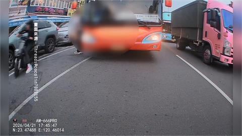 嘉義校車停紅燈違規放學生下車　後方機車險撞上閃避失控自摔