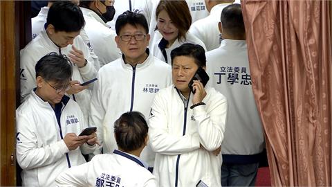 立院朝野大戰！傅崐萁疑打開「微信」網轟：聯絡中共？