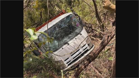 方向盤卡死! 南投小貨車墜谷100公尺深 駕駛一度受困