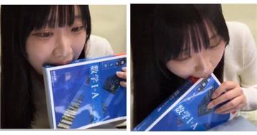 一含就變天價！櫻花妹賣二手書　她拍「含書照」竟賣到7千