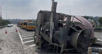 國道驚魂連2天!貨車撞出「噴飛亡靈」 隔日預拌車翻覆網驚呼:抓交替