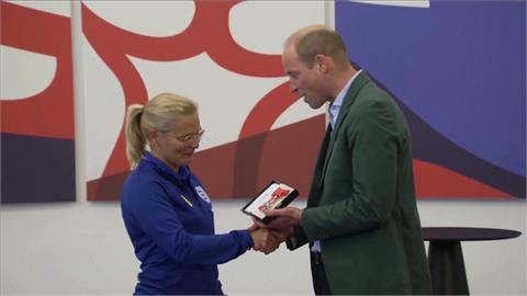 英格蘭女足備戰世界盃　威廉王子現身頒勳章