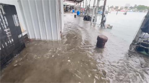 颱風前夕遇大潮　安平漁港海水倒灌淹30公分