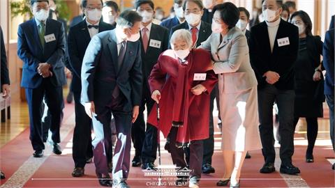 92歲南韓老奶奶10歲開始掙錢！賣紫菜包飯「存1500萬」全捐公益