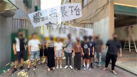 基隆市府虐童案懲處出爐！　家長舉布條抗議「避重就輕」